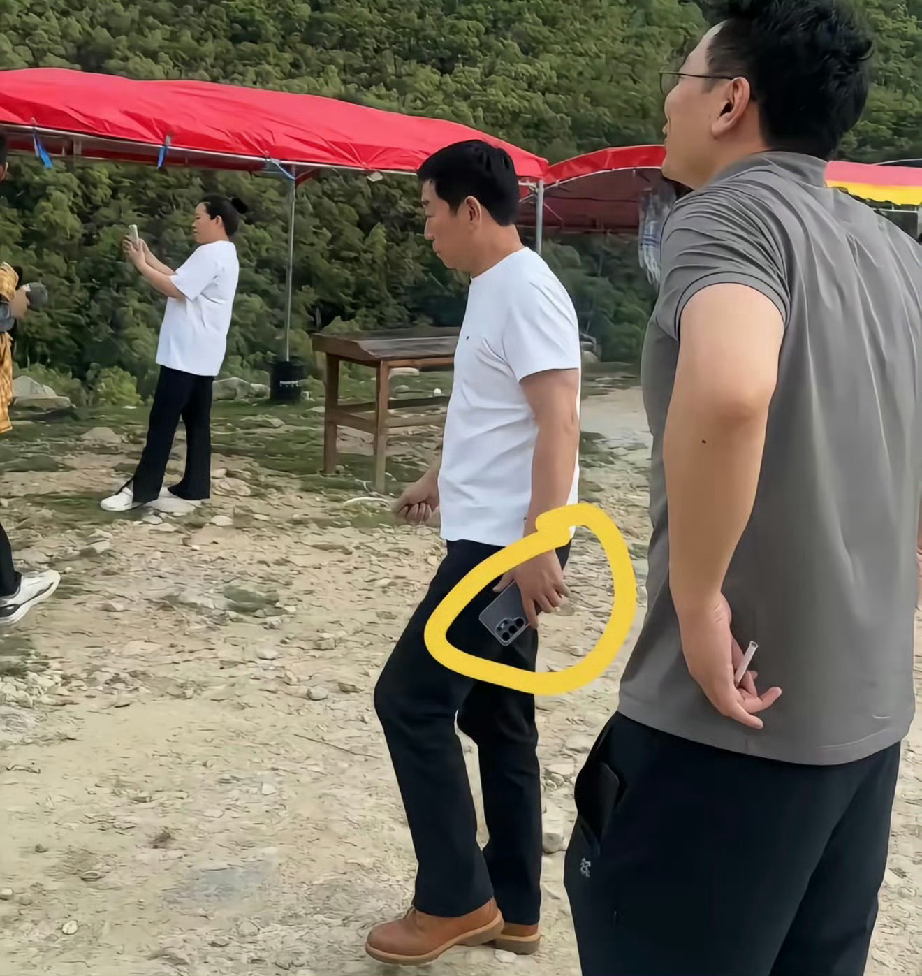 原来身家能把手机垒成墙的大佬，用手机也带壳。[泪] ​​​