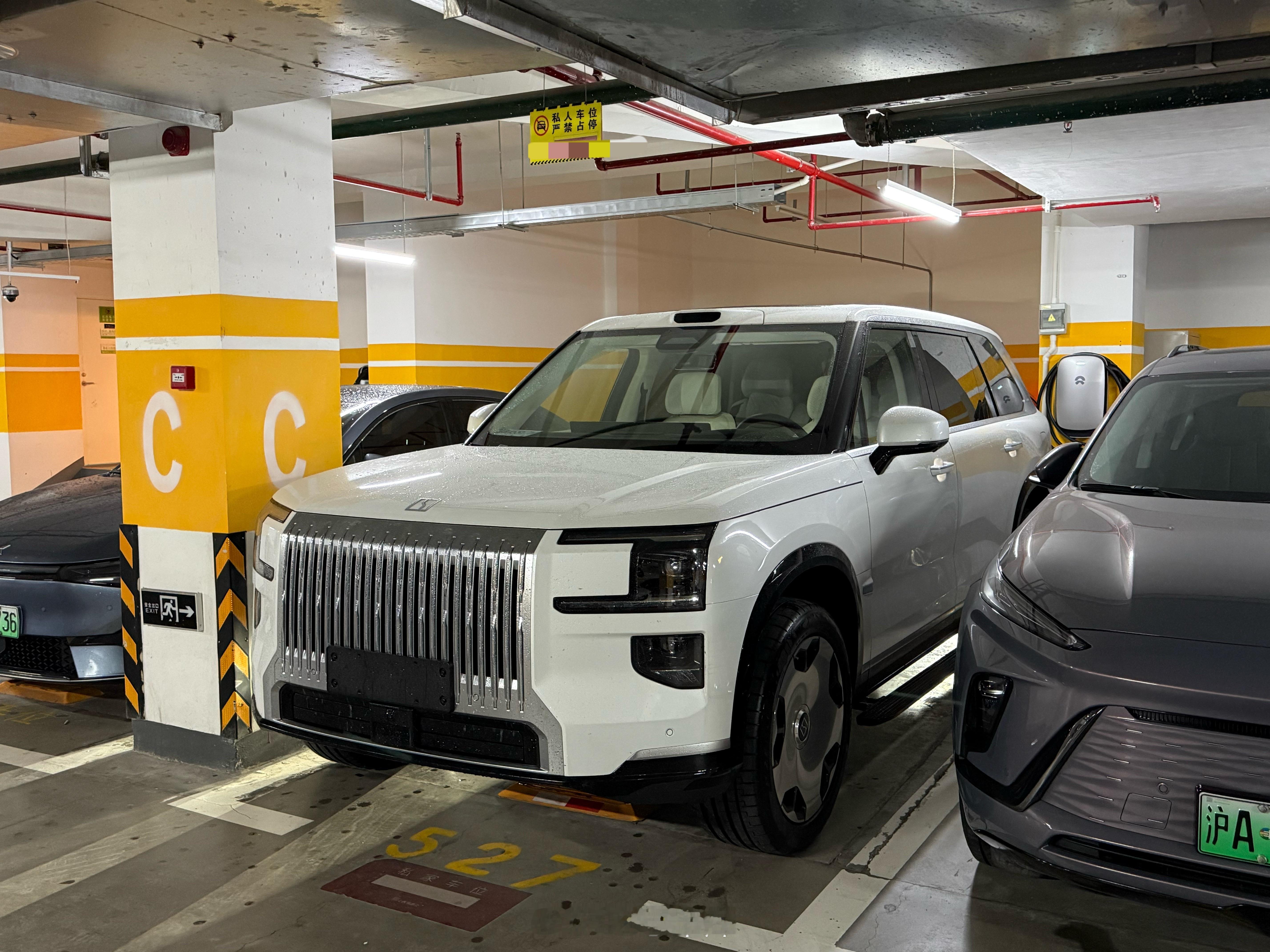 极氪 9X 实车气场是挺强的，尤其是空悬高度调到高位，停在地库里比别的车都高一头