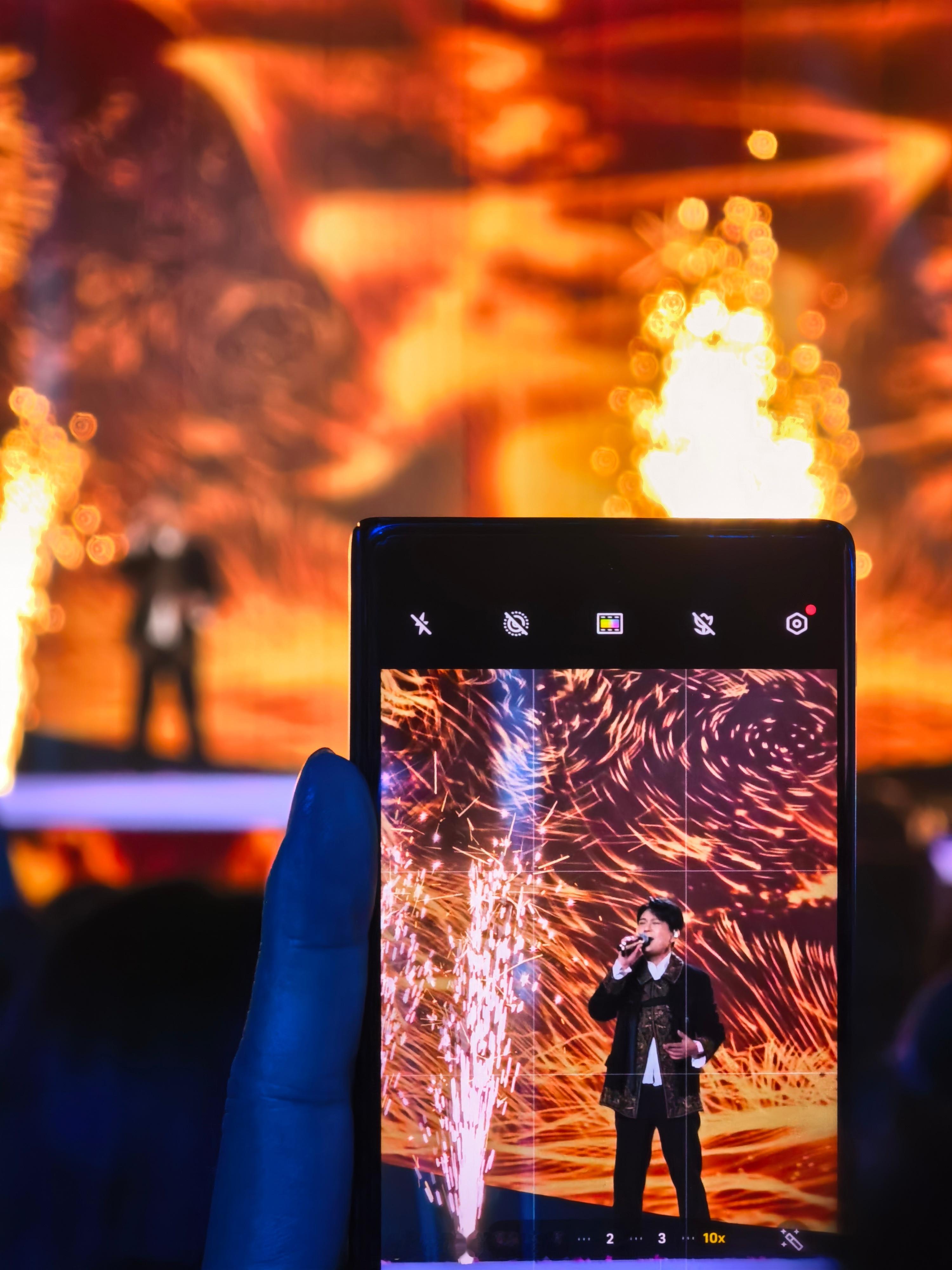 俞总太会了，硬生生把我们大家都拉回到十八岁！ 