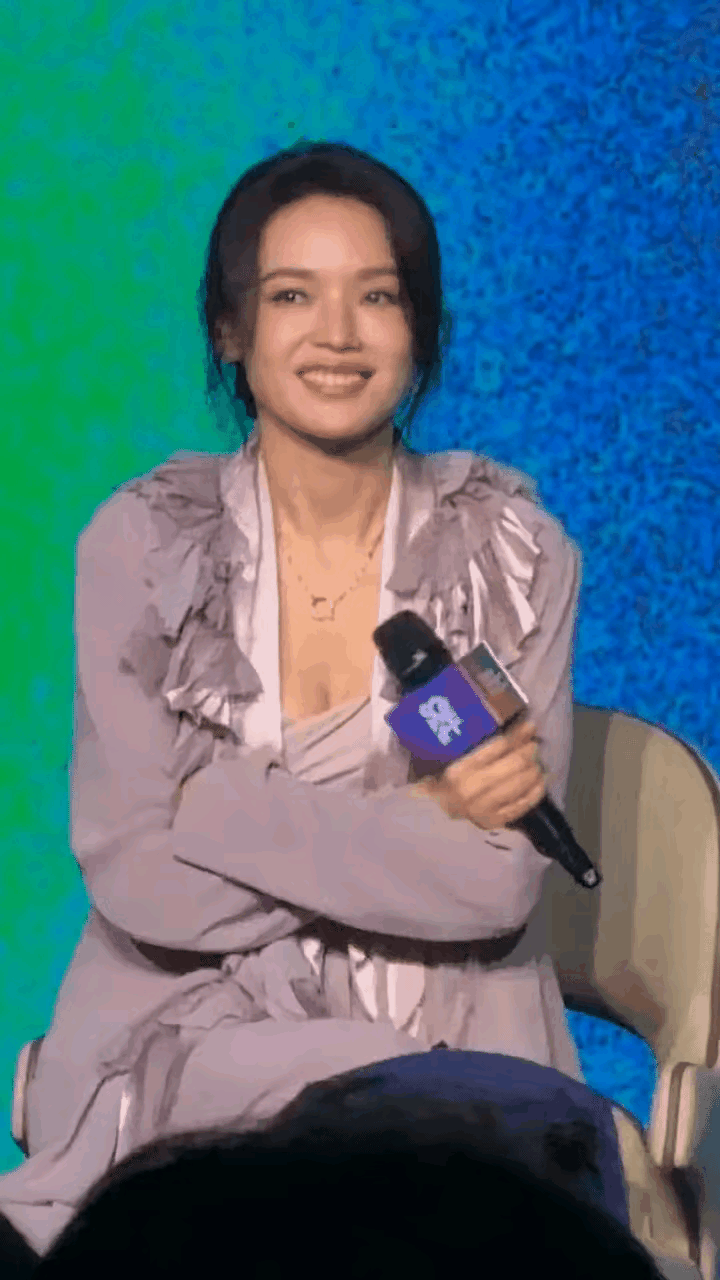 不得不承认，在气质面前，颜值实在不值一提。
她并非传统意义上拥有大眼睛、瓜子脸、