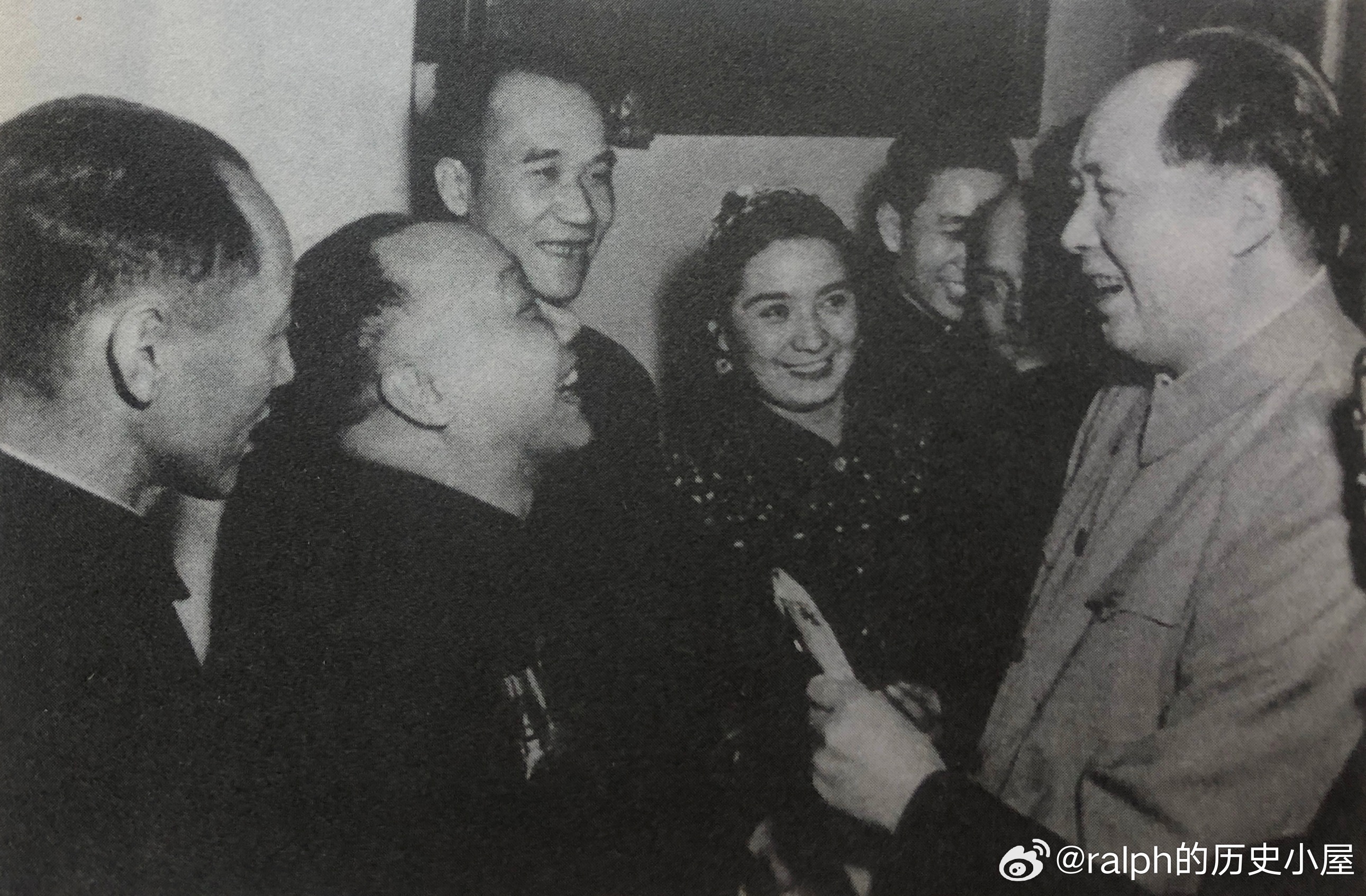 50年代毛泽东主席接见侯宝林（左三）等演员历史影像 ​​​