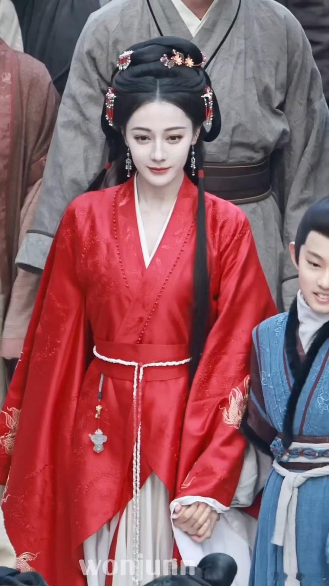 迪丽热巴雪景红衣路透 红衣贺思慕的形象美得让人移不开眼。如同锦鲤附体一般，迪丽热