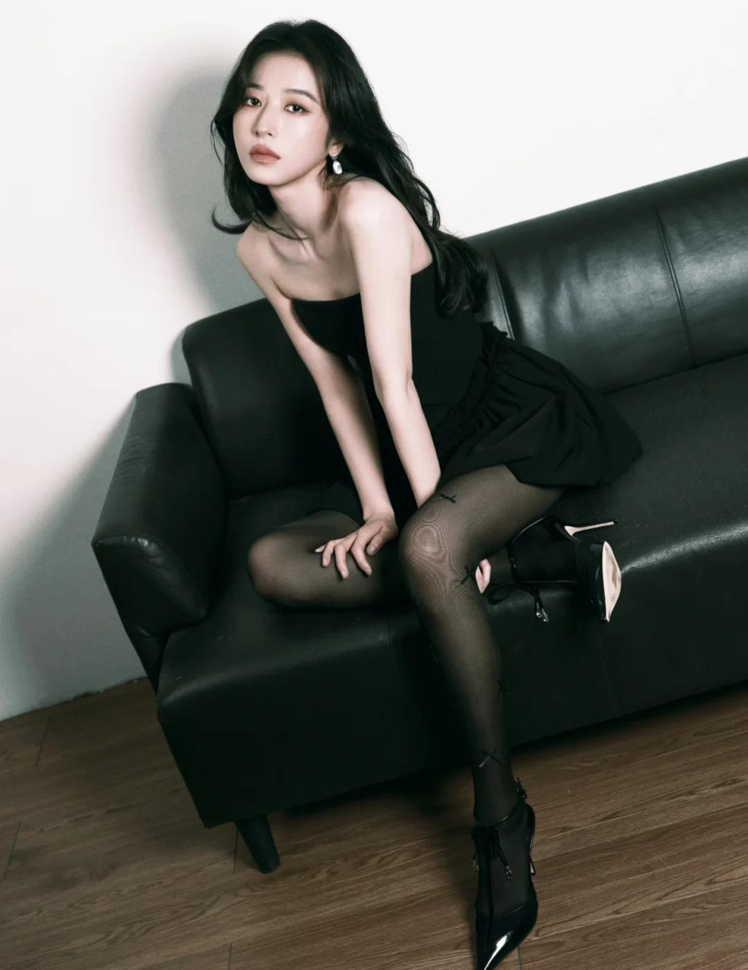 周雨彤，黑丝衬长腿，一眼沦陷万般风情
超好看女生壁纸 气质女明星
又美又飒 时尚