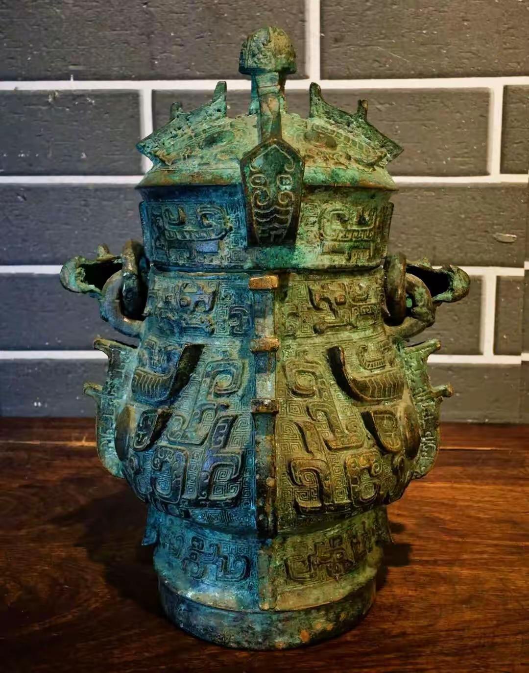 朋友们，今天带大家欣赏一件商代青铜提梁卣。卣，是商周时期王室贵族祭祀，专门用来盛