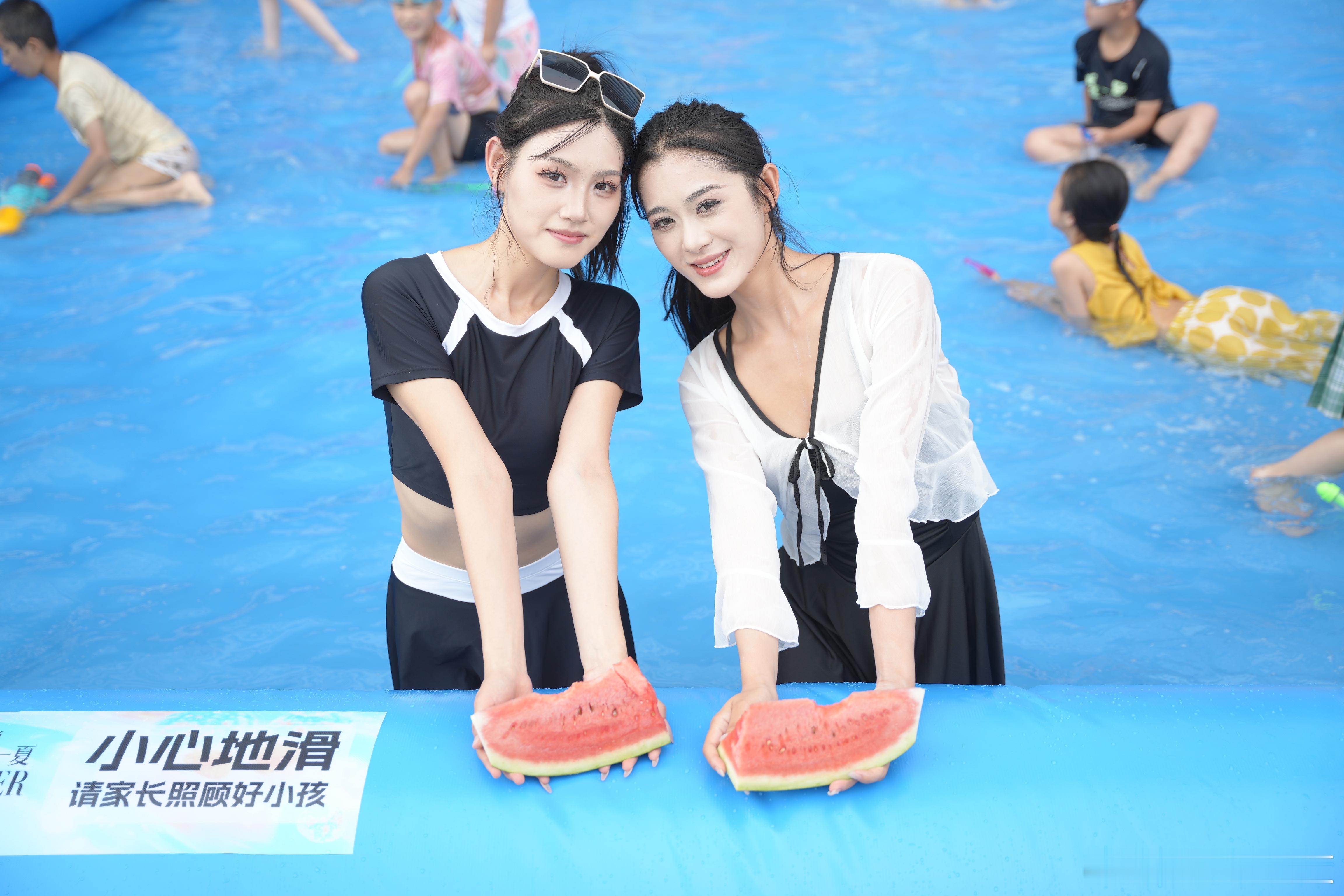 夏日水世界打卡🎬和闺蜜抱着西瓜凹造型，身后小朋友玩水超欢乐～ 蓝色水池、凉爽水