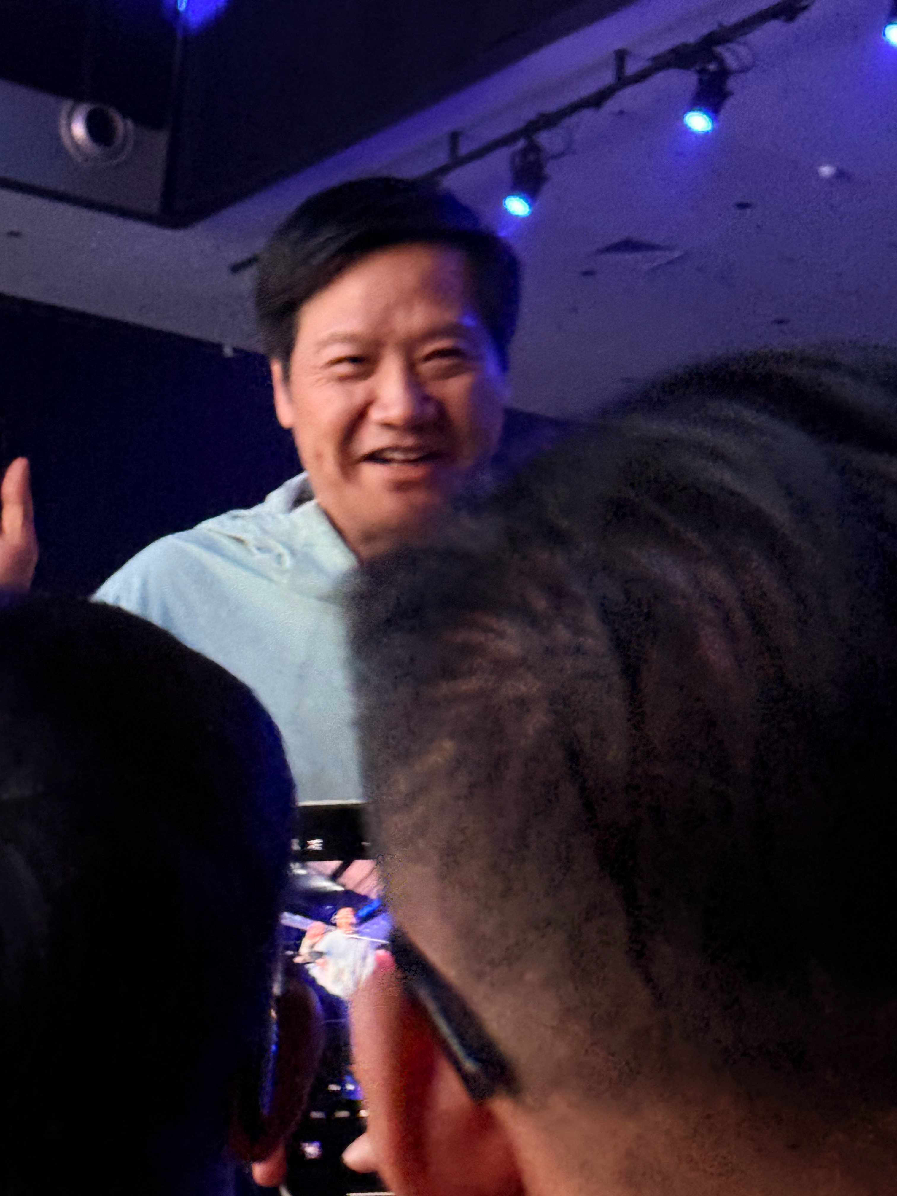 对不起雷总把你拍的这么丑[允悲]事态紧急，没办法好好给您构图准备拍一张了，但是您