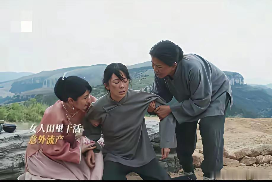 《生万物》绣绣流产了，她在田里干活，突然觉得肚子疼，直接跪倒在了地上，旁边的苏苏