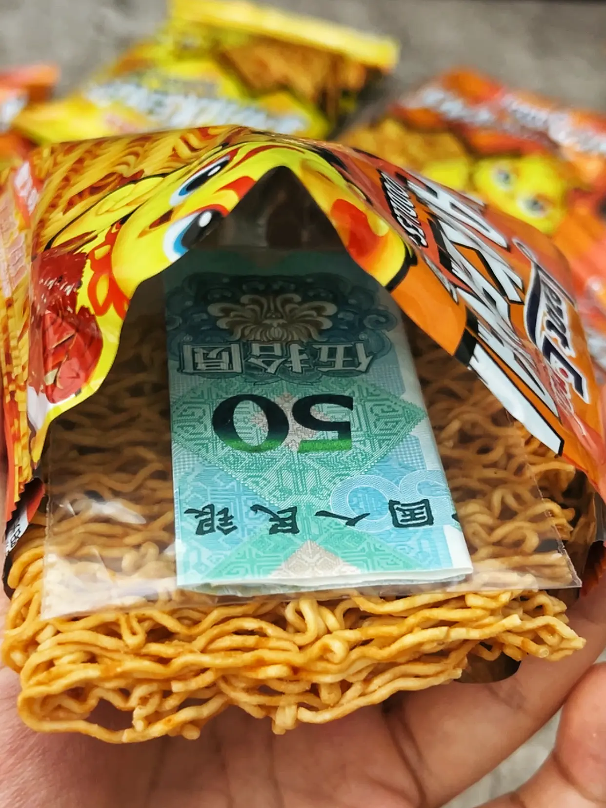 请允许我得瑟一下下，这波泼天的富贵，我接了~吃了这么多年的干脆面，这一...