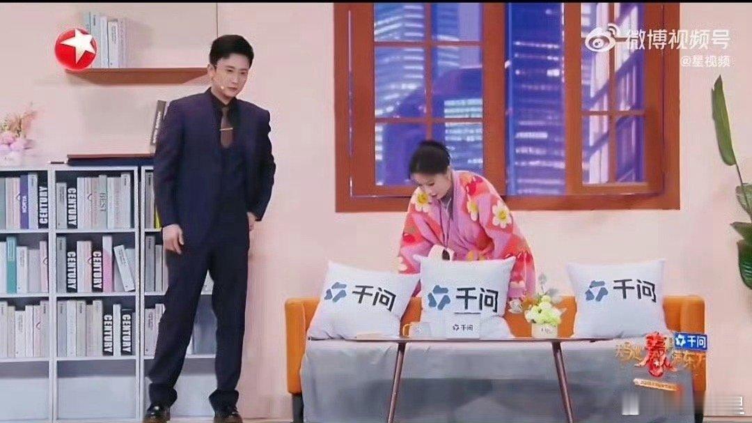 千问投喂短剧霸总八个粽子 王菊现场呼叫千问，AI秒懂谐音梗，为霸总孙樾送上八个粽