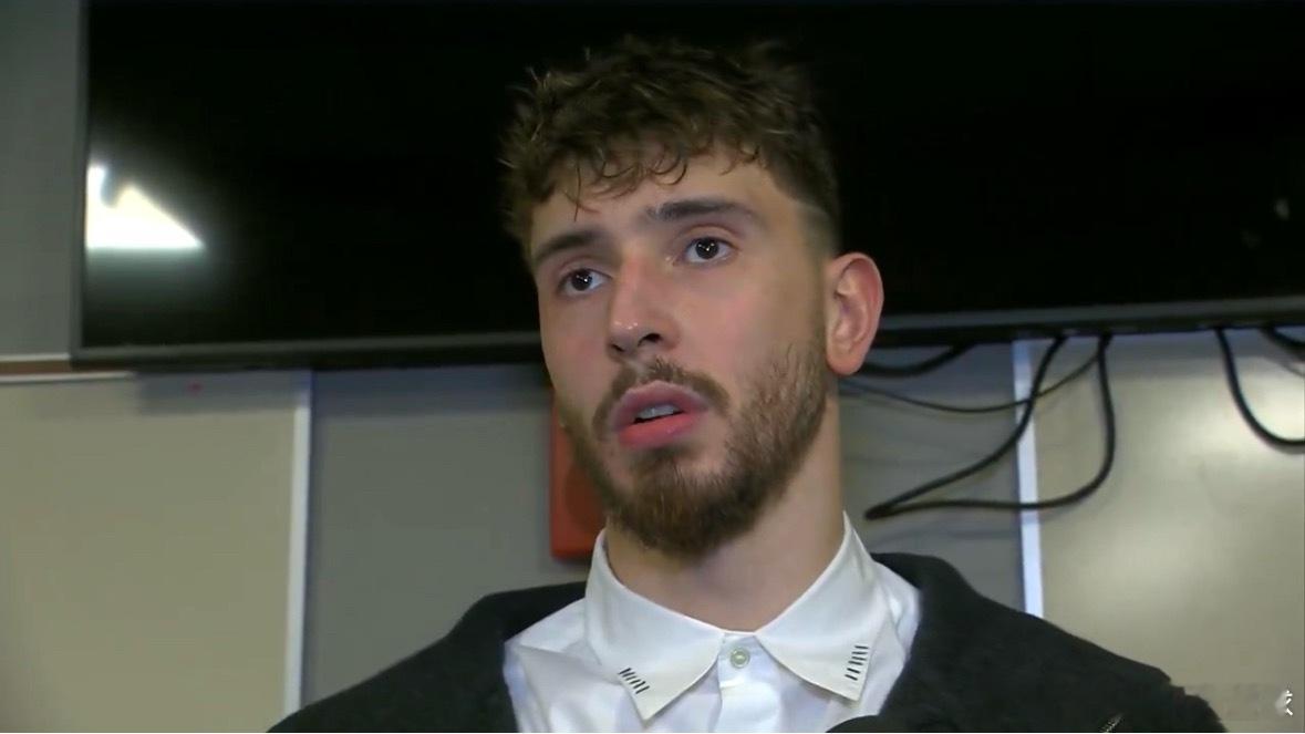 ▪️记者：你如何看待小贾巴里·史密斯对约基奇的那次弱侧封盖？▪️申京：他这次拦截