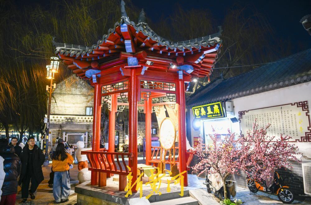明府城国风美陈打造“流动的雅韵画卷”！2月15日晚，随着夜幕低垂，位于济南明府城