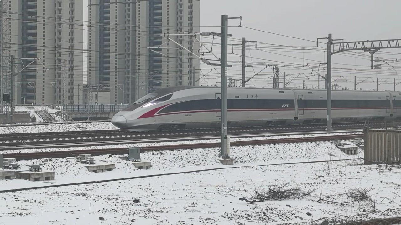 红神龙穿过白雪皑皑的大地，步履轻盈驶向徐州东。丝丝凉意传来，带走些许酷暑的高温。