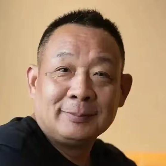 罗永浩是公认的辩才，语言表演艺术家，总能把话说得天花乱坠。
 
于东来则显得嘴笨