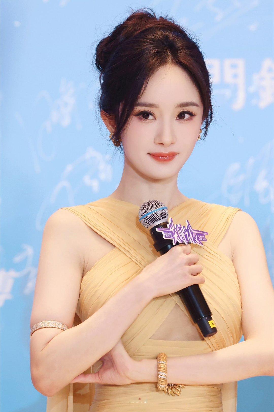 杨幂尖叫年度演员一直走花路吧