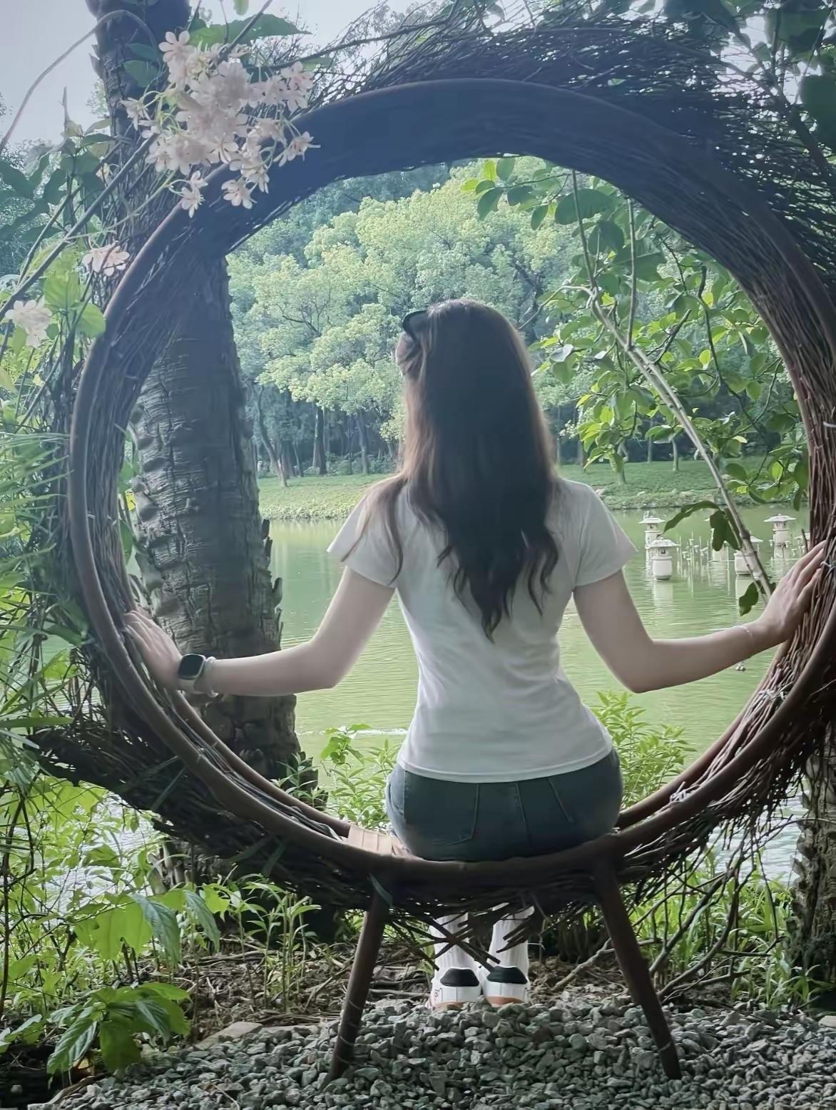 静坐花间，悠然自得，与自然融为一体。
