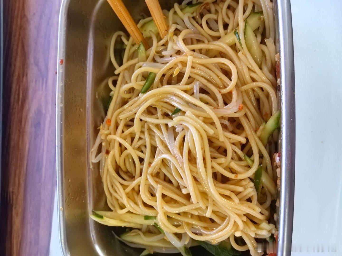 午餐出图，今天带的凉面，我买的这种面条是做热干面的碱水面（干面条），下七成熟后用