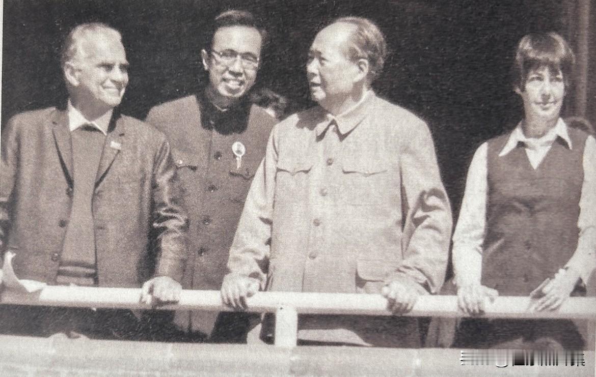 1970年国庆节，毛泽东特意请美国记者斯诺夫妇上天安门城楼，站在毛泽东身边，检阅