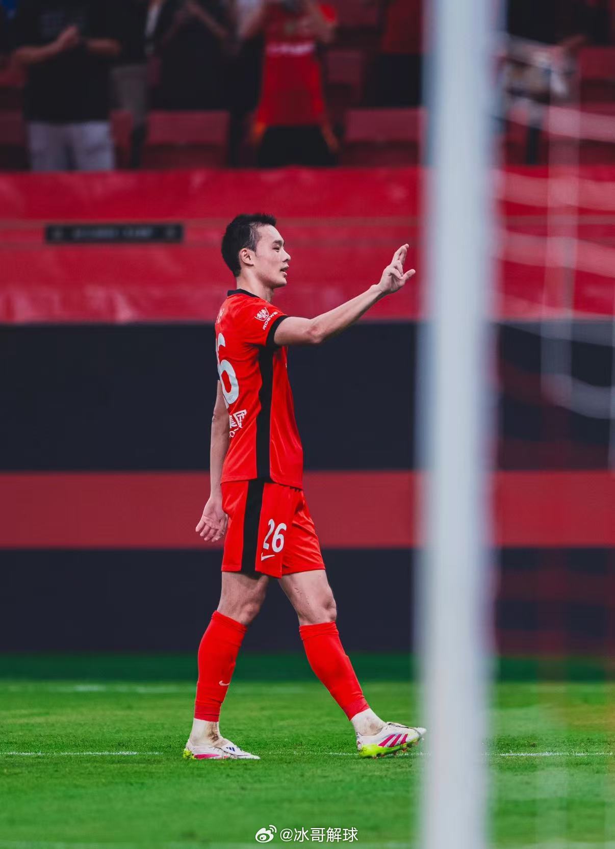 刘若钒是申花离队球员中，为数不多能在中超新东家坐稳主力的球员。他加盟上海海港后表