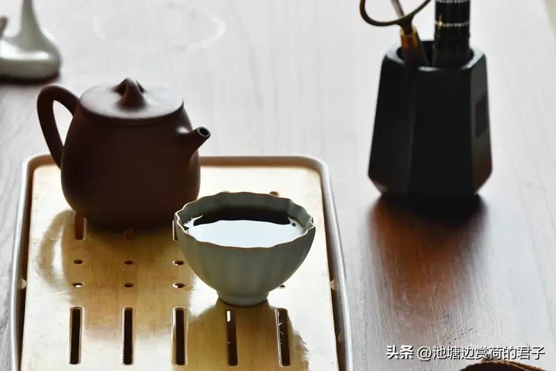 看到“秋风十里情满江”这个上联，瞬间就被它营造的意境吸引了。秋风飒飒，十里的秋风