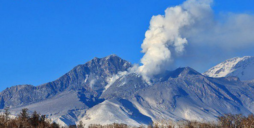 【#俄罗斯堪察加半岛一座火山喷发#】据俄罗斯科学院远东分院火山学与地震学研究所堪