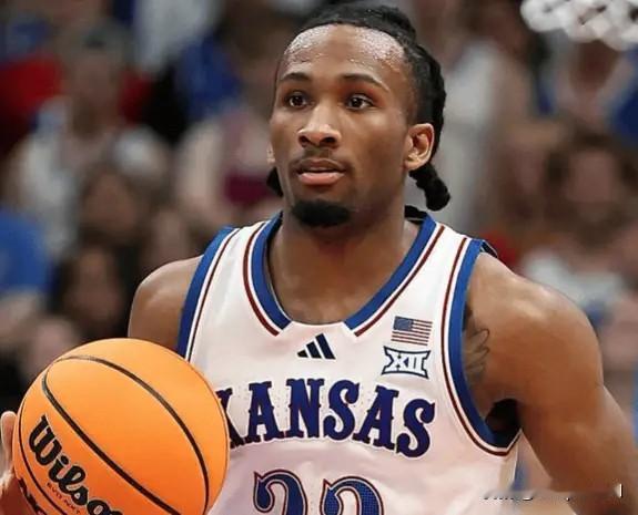 篮球评论员比尔-西蒙斯 在节目中高度评价了堪萨斯大学后卫新星达林-彼得森，称他“