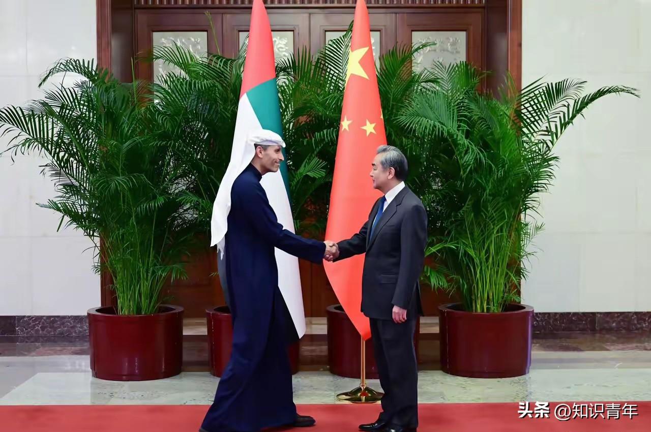 中国和阿联酋谈妥了。3月18日，中共中央政治局委员、中央外办主任王毅在北京同阿联