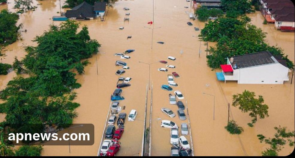 退去的洪水开始暴露出泰国洪灾造成的毁灭性破坏，此次洪灾已导致至少145人死亡，数