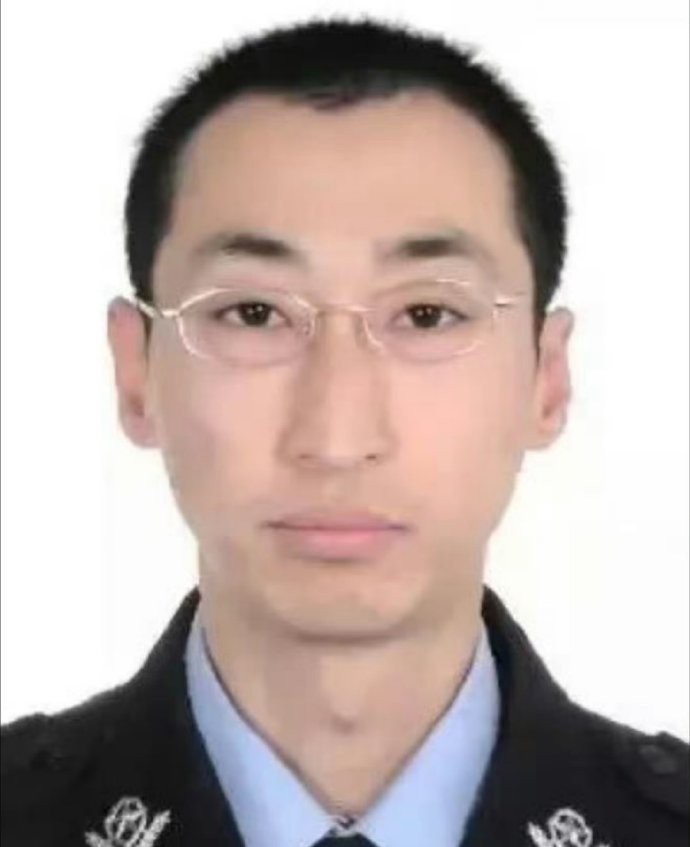 禁毒英烈王鑫，2015年3月，在抓捕贩毒嫌疑人过程中，为避免伤及群众和战友，不顾