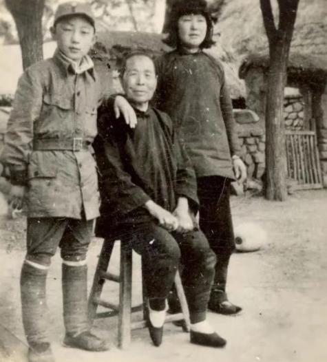 1944年，女侦察员刘杰英被日军活埋，在敌人走后，村民们都围了上来，却有人发现泥
