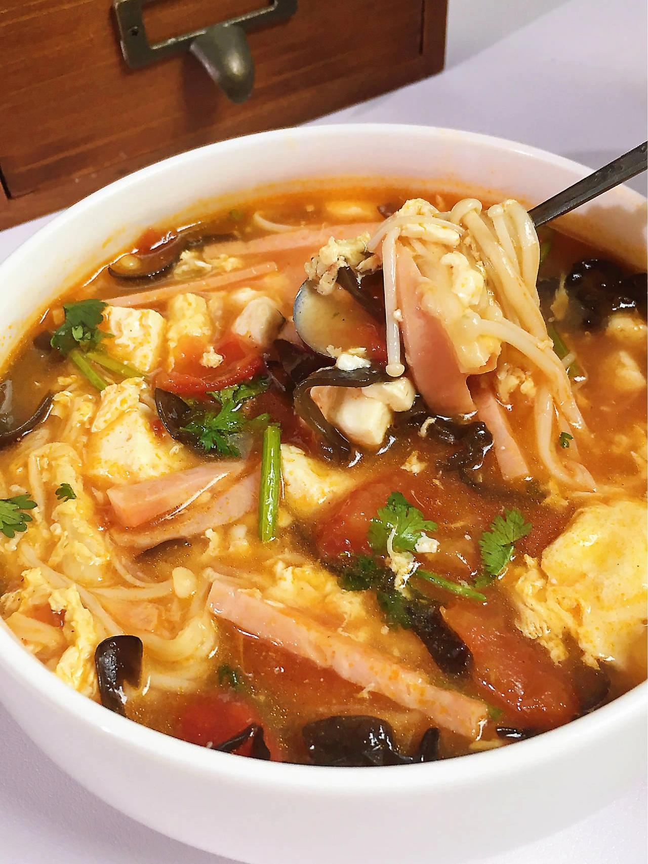 没有人能拒绝这碗番茄酸辣汤；酸辣又开胃
天热不想吃东西的时候就馋老妈做的这碗酸辣