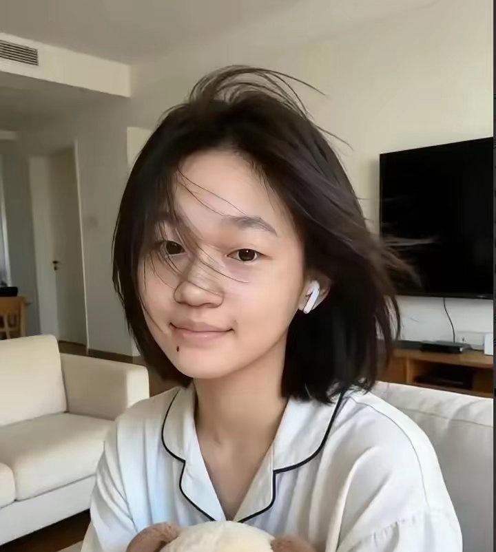 全红蝉是一名女性运动员，请多多聚焦她的比赛成绩，而不是她的外貌如何，凝视女性运动
