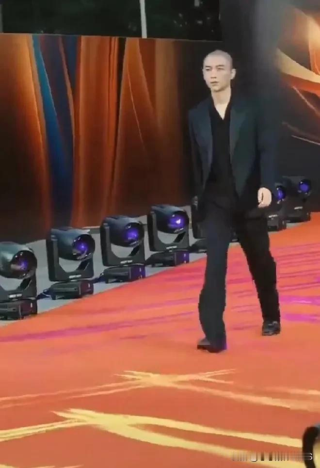 陈晓啊，那颜值真的没话说，想怎么来就怎么来，娱乐圈里敢剃光头的没几个。他嘛，亦正