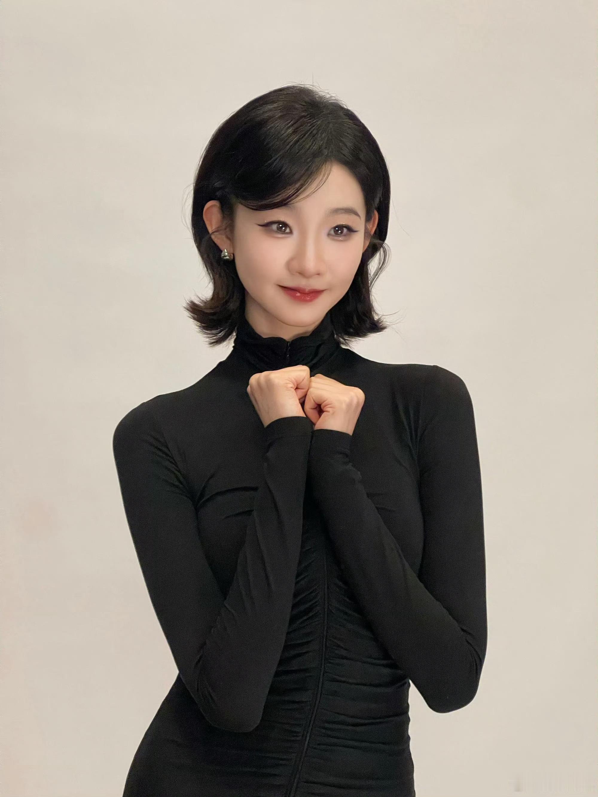 我们的小天鹅好好看~~长发短发都驾驭的好好~~ ​​​