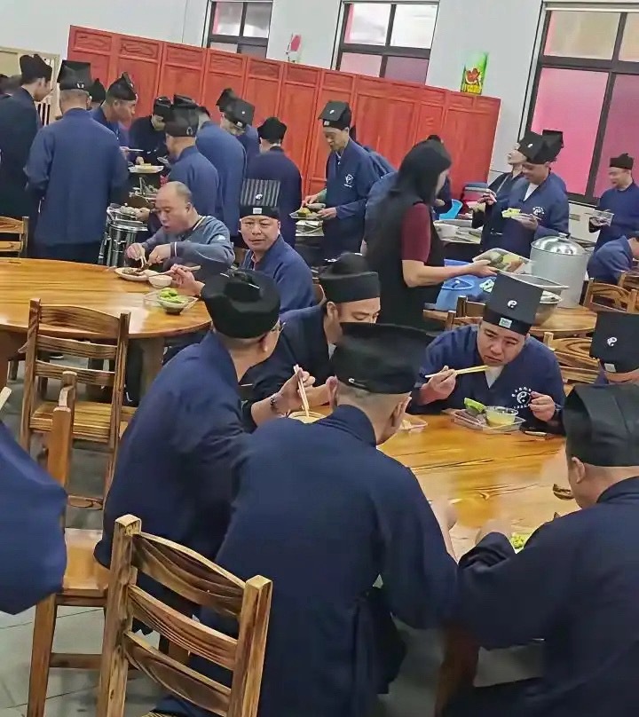 从平常的伙食上来看，和尚和道士的差别这么大吗？ 
