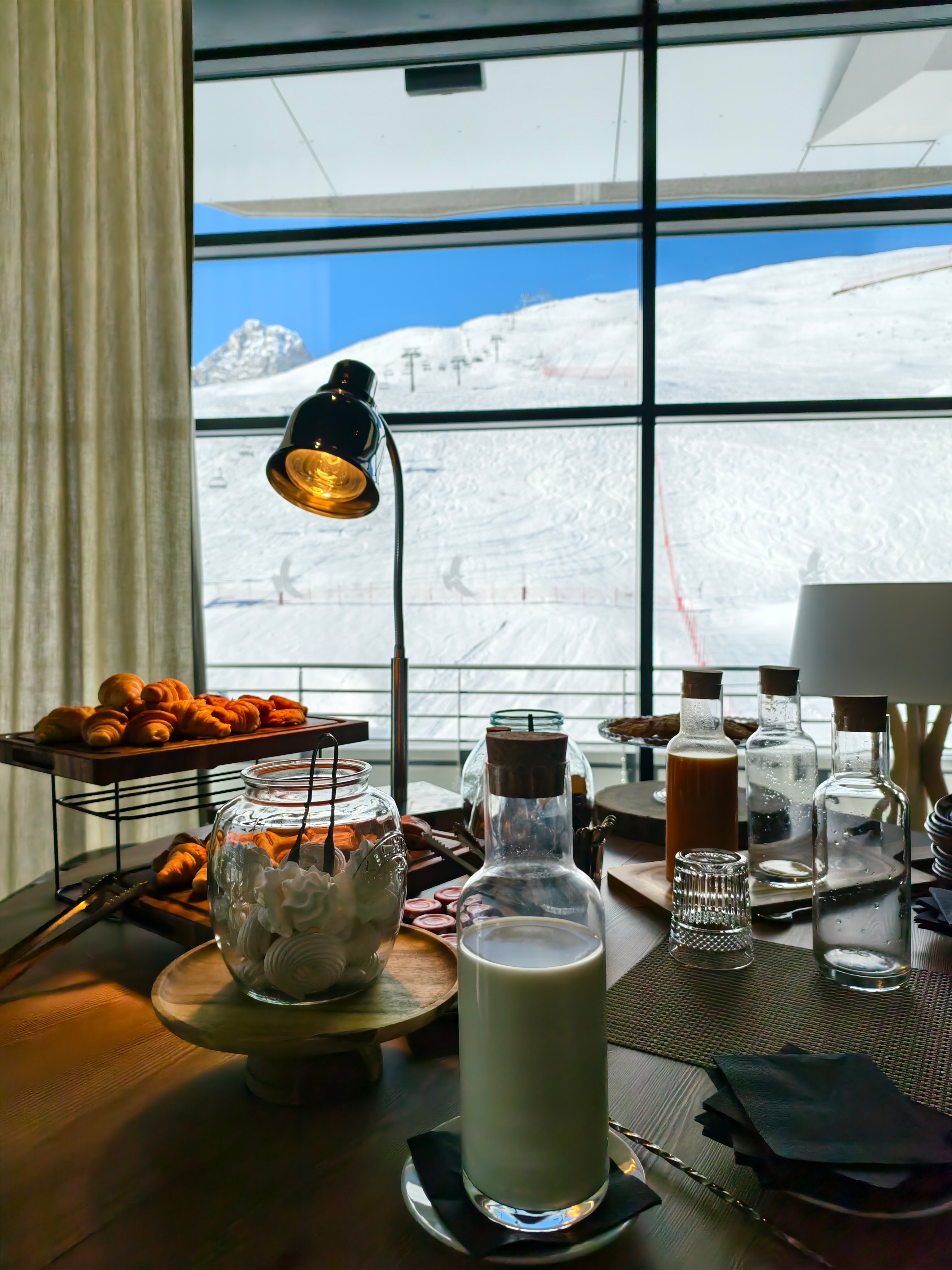 咖啡喝太多对神经系统造成伤害  是的，水喝太多也会对造成伤害[嘻嘻]  