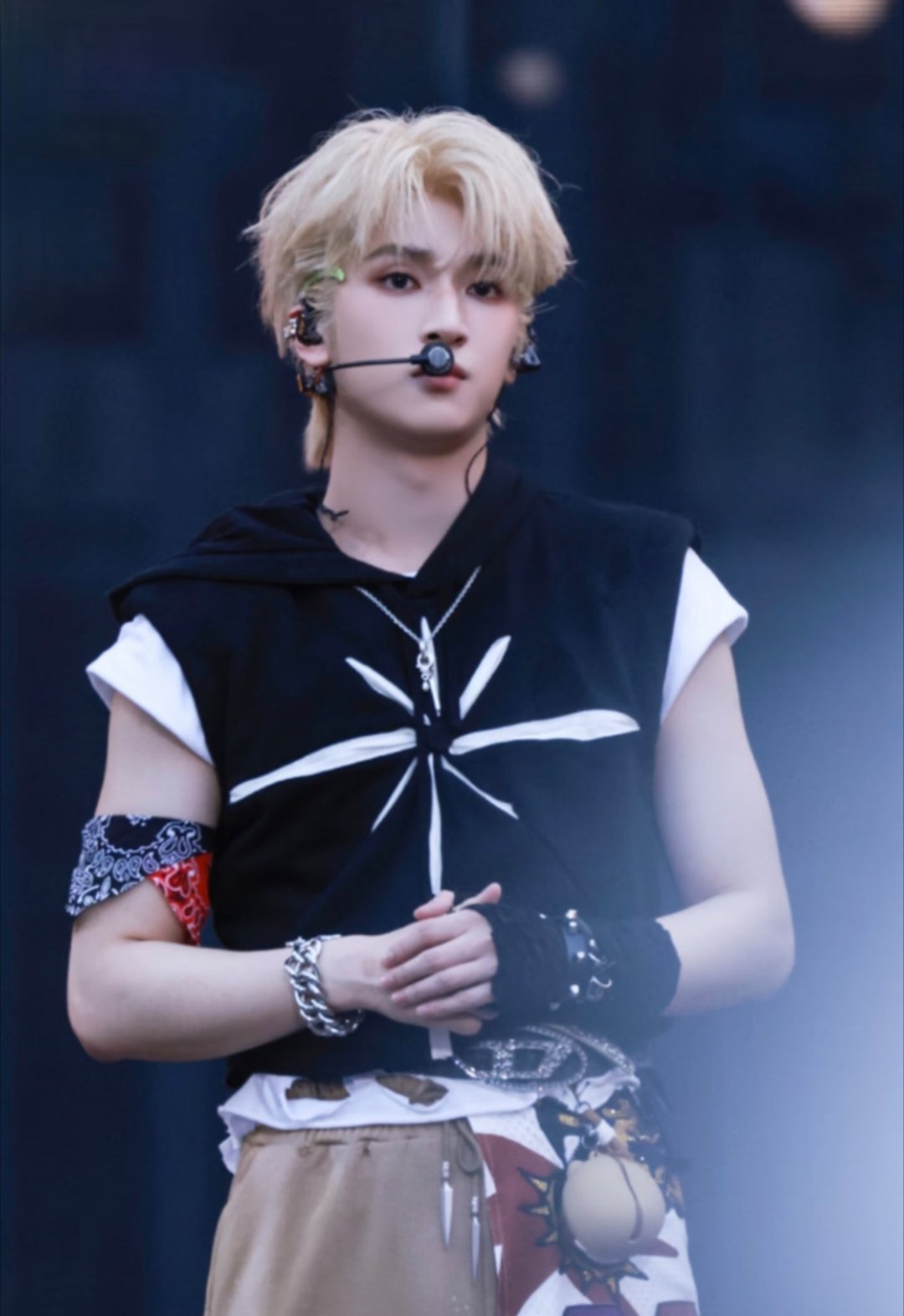 严浩翔金发生图啊啊啊严浩翔金发真的来了！生图就这么能打，战损妆帅得我心颤