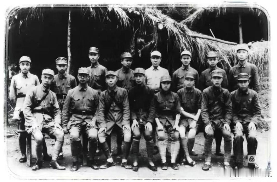 1939年7月，新四军在皖南泾县石头尖召开第一次党代表大会。图为大会主席团合影，
