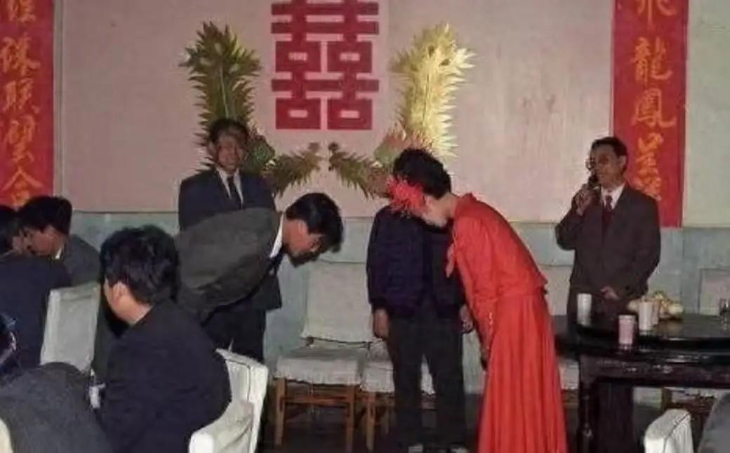 1999年，黑龙江19岁护士收养10岁男孩，将他视作亲弟，12年来始终没有结婚，