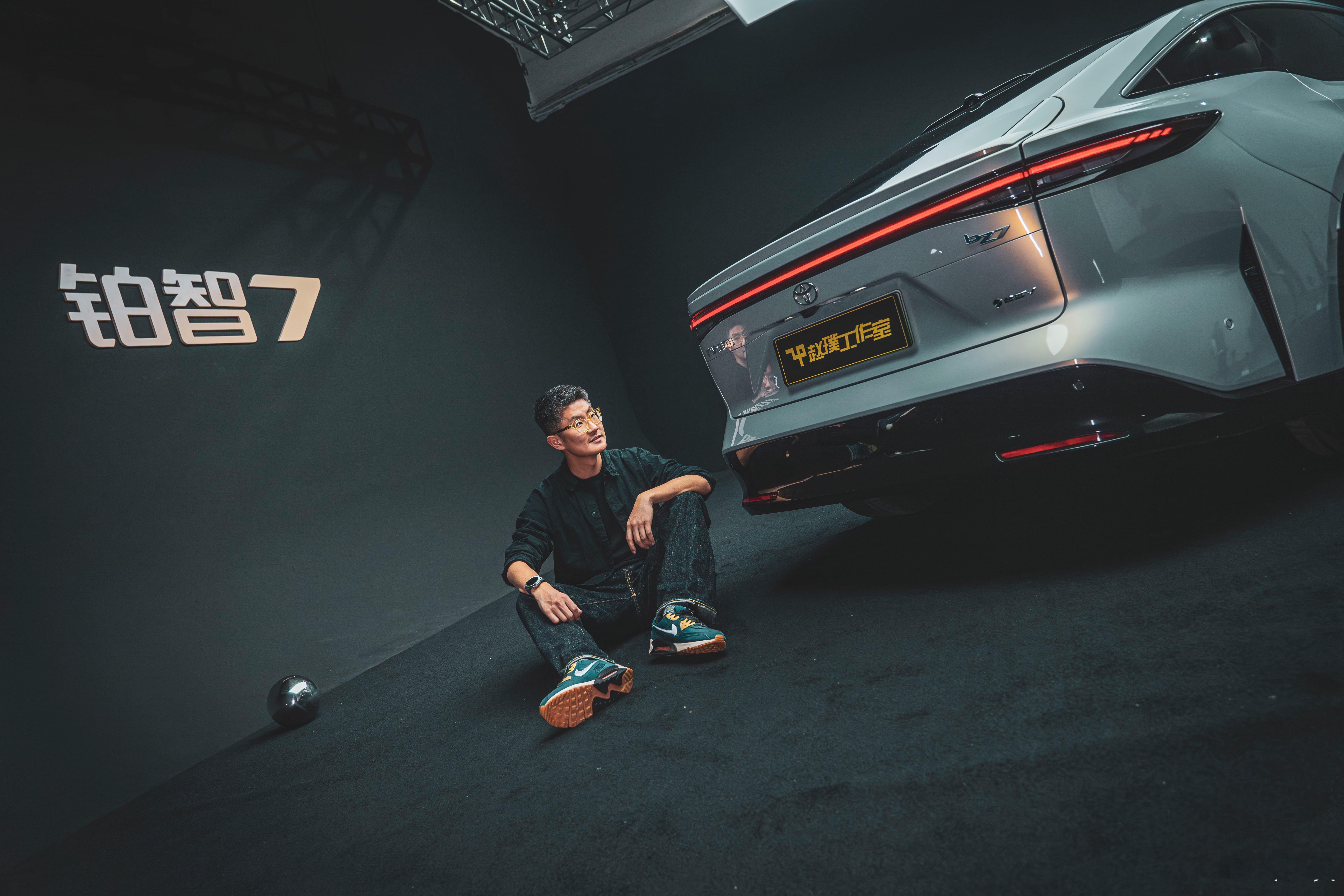 拍照的时候觉得自己往地上一坐，老松弛老带派了。照片出来一看，咋像碰瓷的。。。 