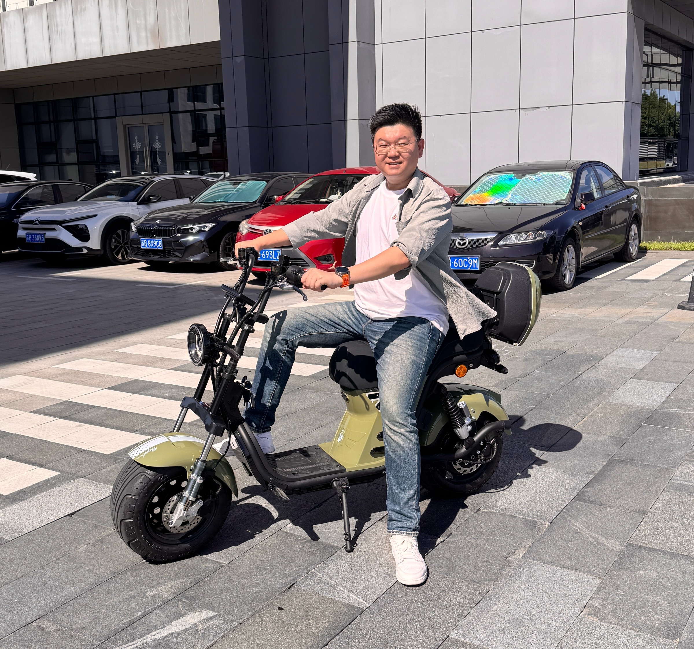 早每天早起打卡 帮我感受一下这台车，国内用户会喜欢吗？ 无锡·雅迪科技集团有限公