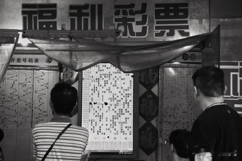 每天花两块钱买彩票值不值得，这得看怎么想。很多人觉得花两块钱，万一能中 500 