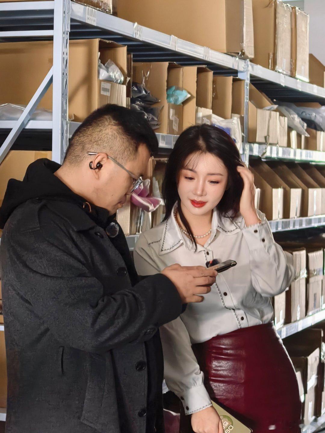 来看看尊界S800车友的仓库，太大了，这整个园区都是大哥的，太有实力了，我怀疑我