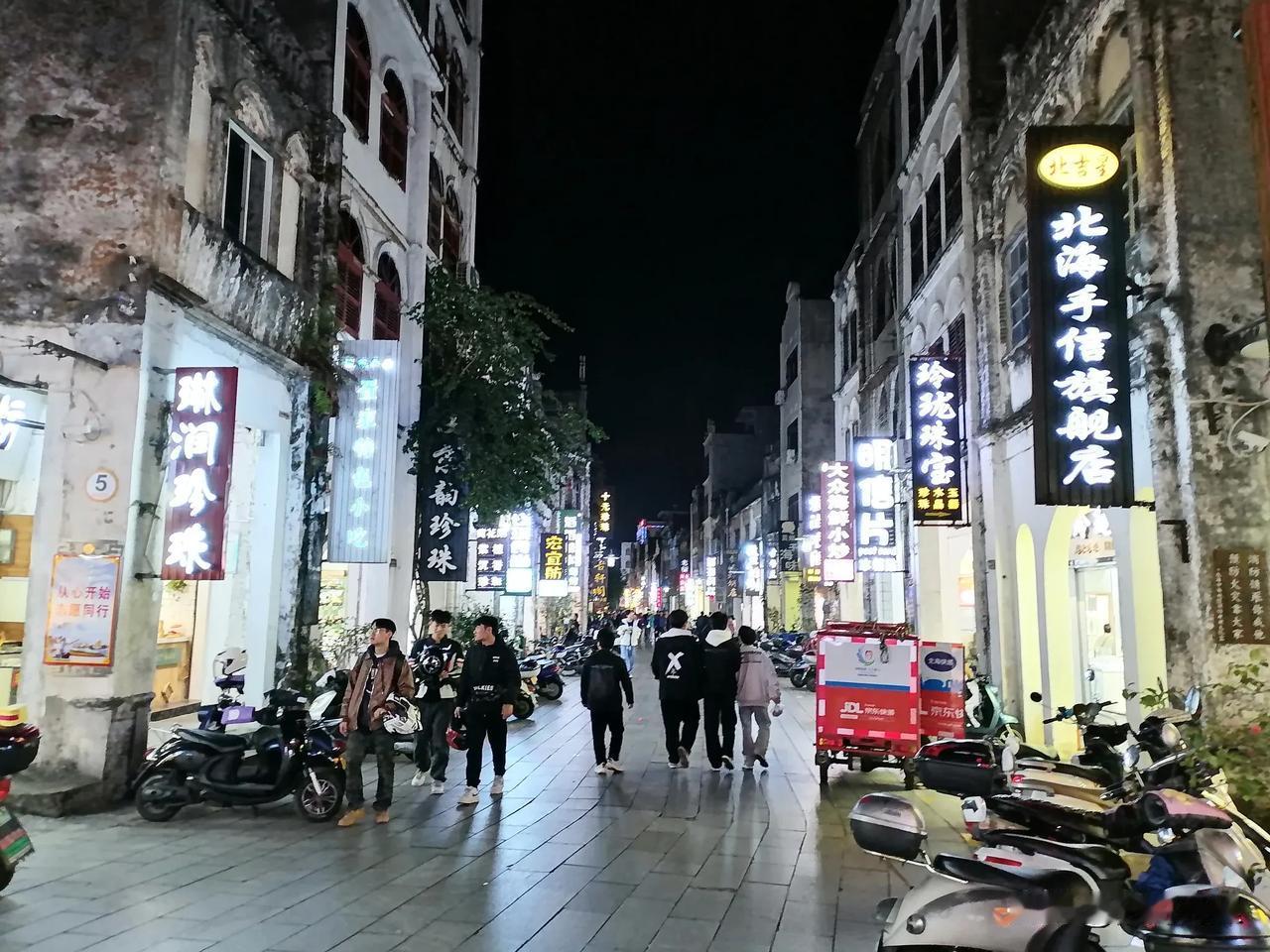 老街夜景
2025 01 16
北海老街在老城，
华灯初上夜光明。
块块牌匾放异