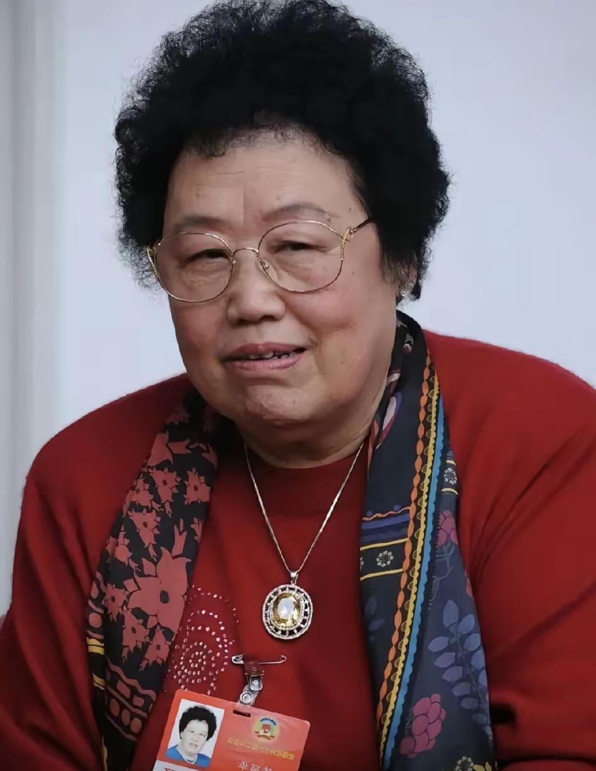 陈丽华走了，
最难受的人出现了，
不是她的儿女，也不是迟重瑞，而是陈丽华公司的员