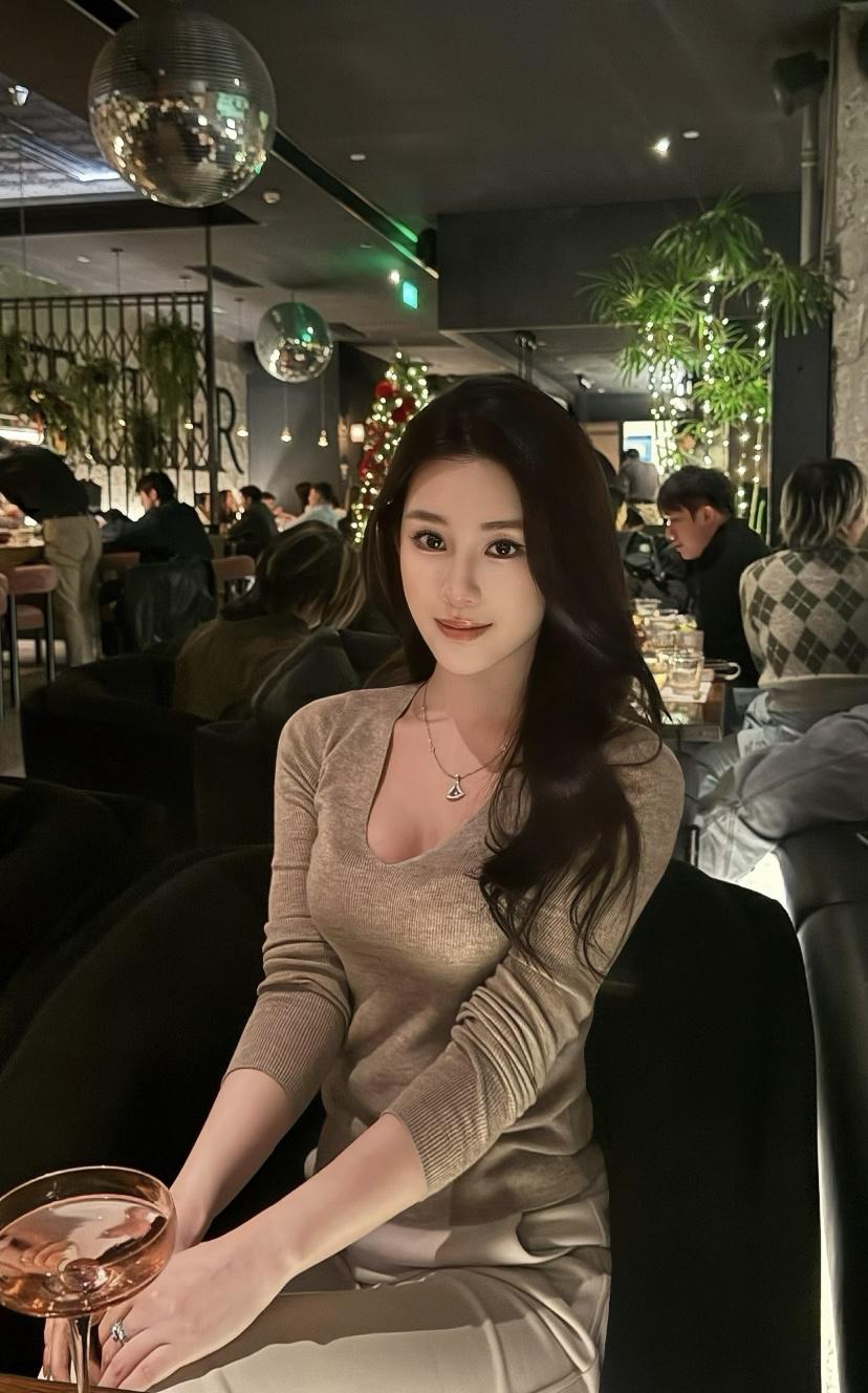 夜晚的酒吧里，优雅的她与红酒相伴，散发着迷人的魅力。
气质酒吧女郎 女性红酒 酒