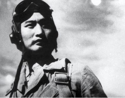 1951年，飞行员刘玉堤正准备返航，突然，他看到云层下方黑压压一片，禁不住倒吸一