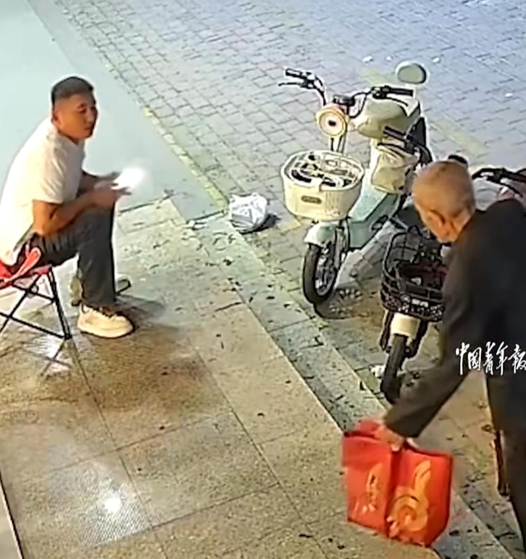 暖心！店主见老人讨要剩饭，专门煮一碗热面相送
 
近日，山东聊城一家餐馆发生了温