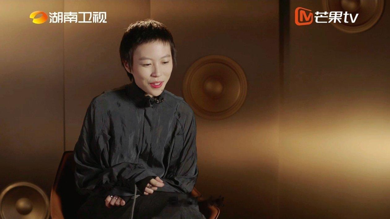窦靖童喜欢魏如萱的光之翼歌手2026同为音乐人更懂舞台魅力，窦靖童深度沦陷魏如萱