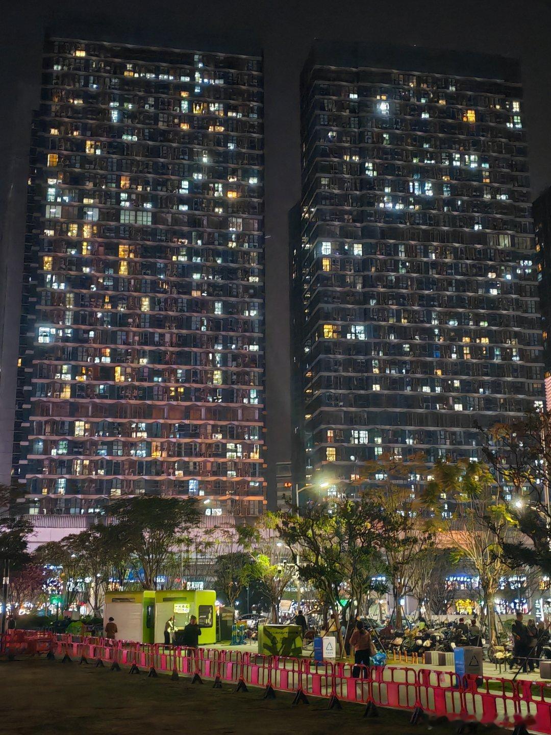 龙光玖钻，楼下这家老友粉很火爆，雕塑有点擦边啊！ 深圳·龙光・玖钻