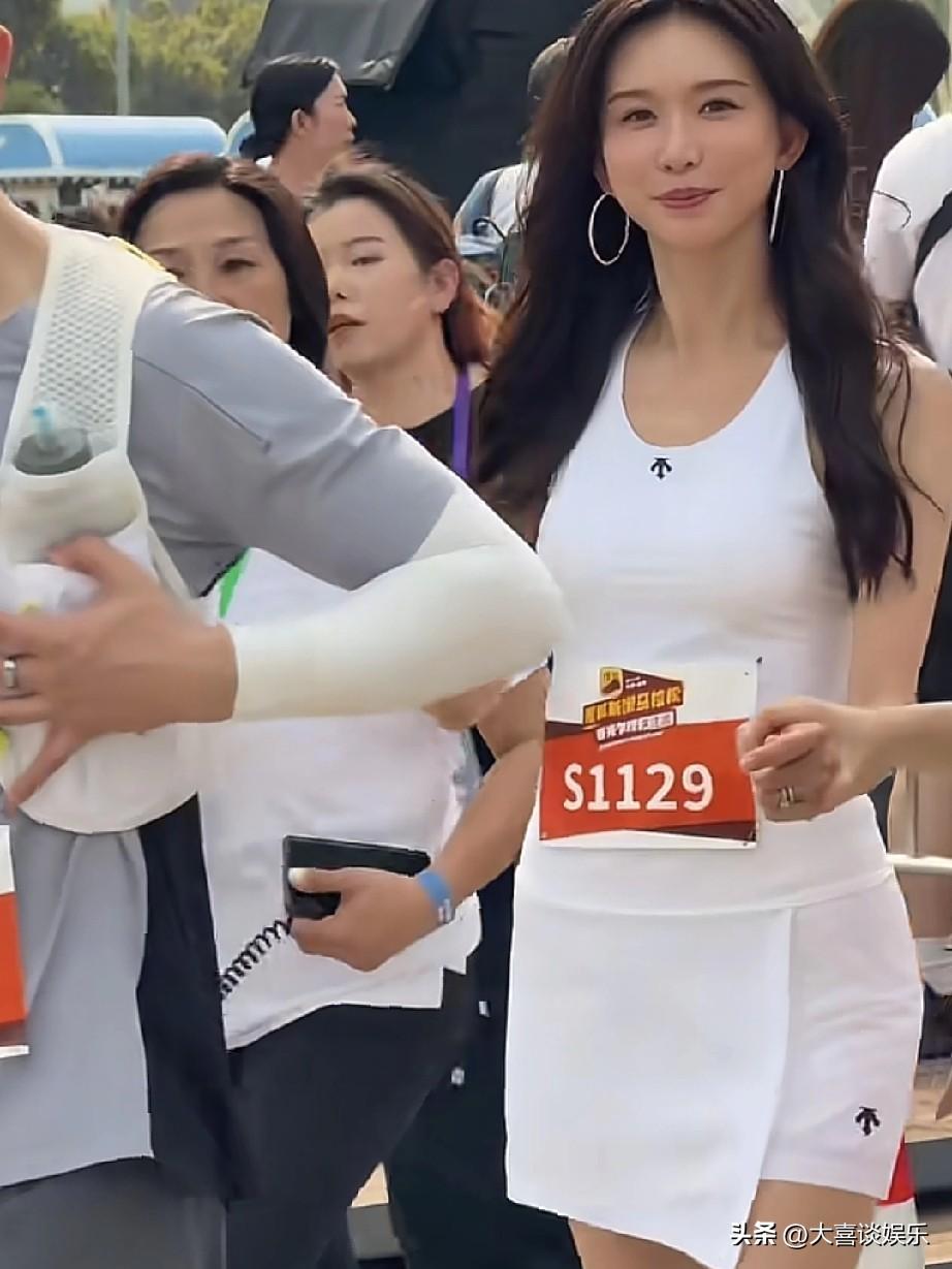51岁林志玲，身穿白色短裙现身湾仔马拉松，昔日性感女神，如今成了一个只围着孩子转